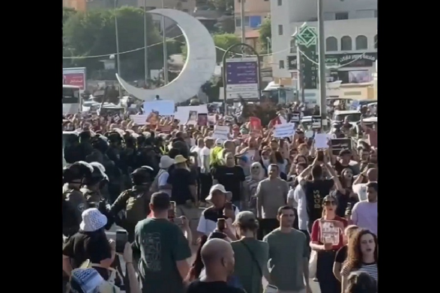 فلسطين المحتلة| آلاف الفلسطينيين يتظاهرون في مدينة سخنين الواقعة في أراضي الـ1948 إسنادًا لغزة