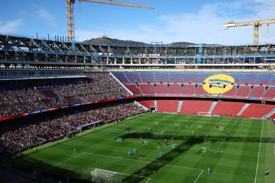 بعد غياب امتد لعامَين.. برشلونة يعود إلى 