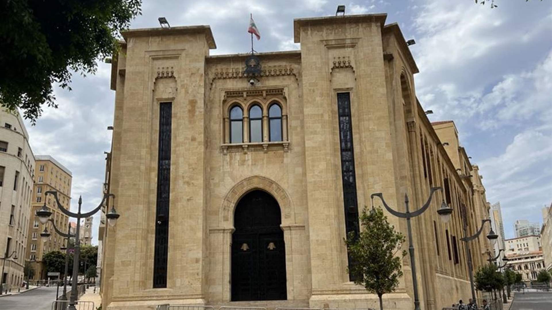 الجلسة التشريعية: إقرار سلسلة قوانين على رأسها منح العسكريين
