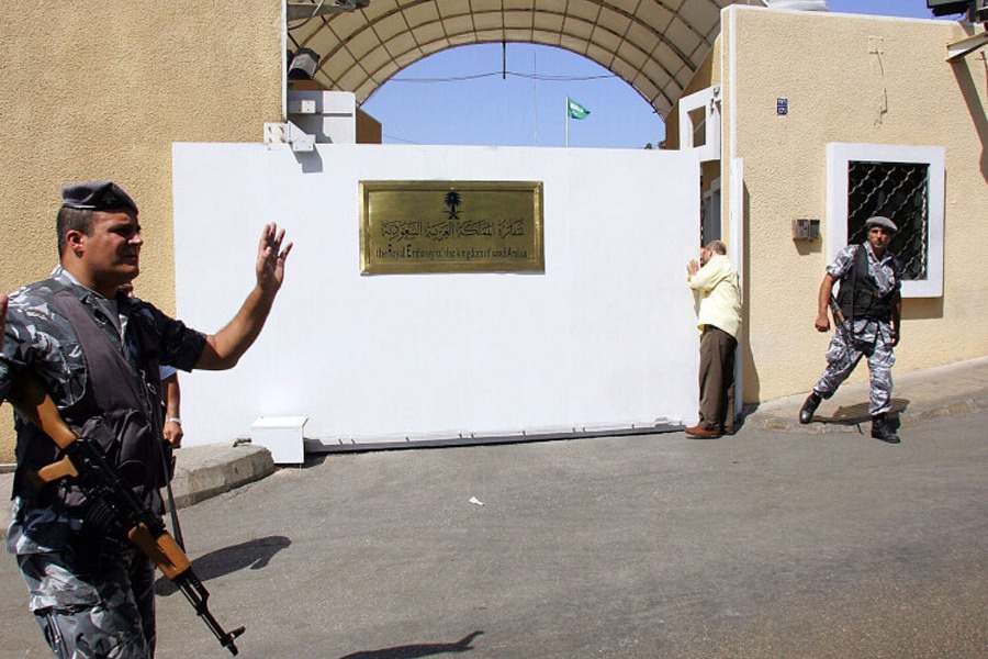 ديبلوماسي عربي يبُقّ البحصة: 