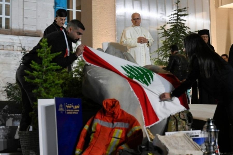 تقديم حجر من كنيسة في يارون دمّرها العدوان للبابا لاوون خلال لقاء في بكركي