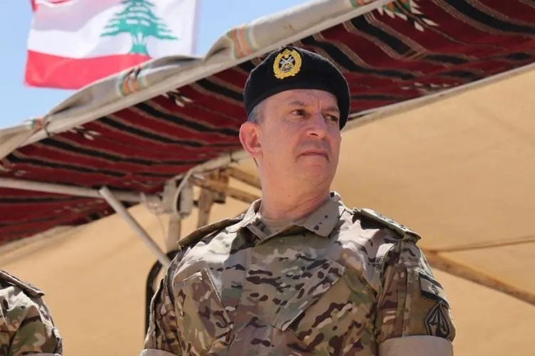 قائد الجيش: مَن لا يشبه جيشه لا يشبه وطنه