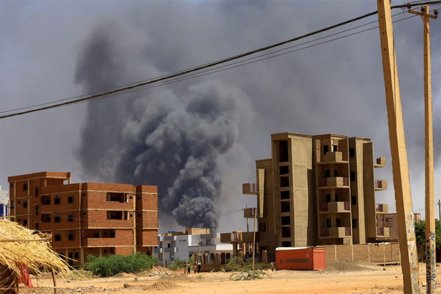 السودان: عشرات القتلى في قصف بطائرة مسيّرة استهدف مخيمًا للنازحين في دارفور
