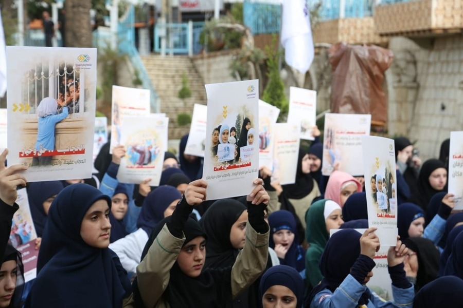 الحجاب حق وخيار: مفوضية جبل عامل في كشافة المهدي تنظم وقفة تضامنية مع فتيات آذربيجان 