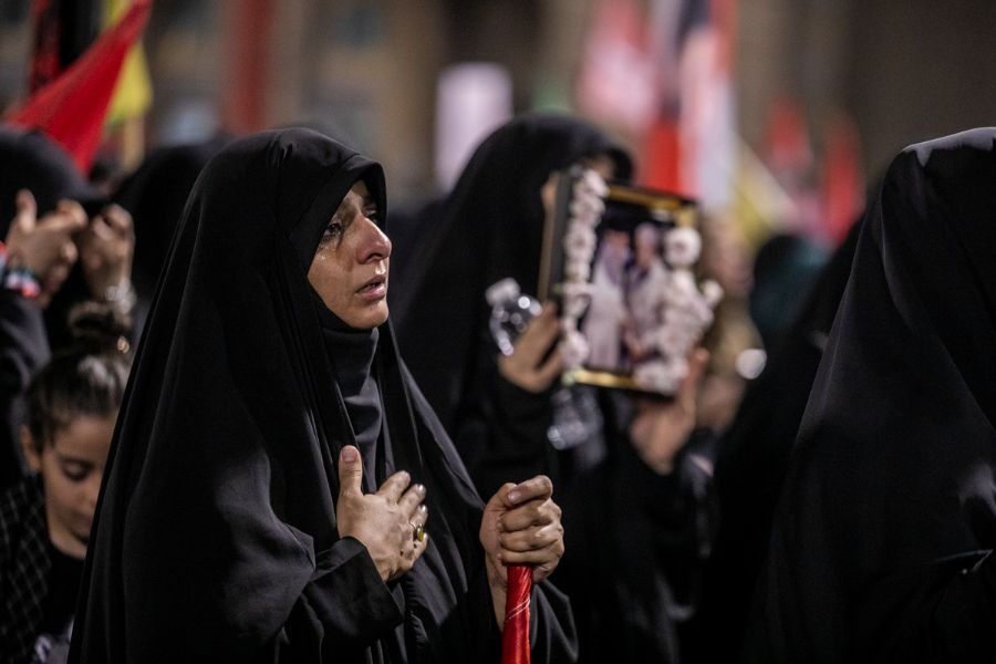 الشعب الإيراني يودّع قائده..