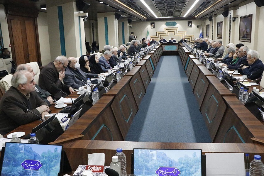 عارف: إيران لن تكون أبدًا البادئة في الحرب لكن إن فرضت عليها فستدافع بقوة