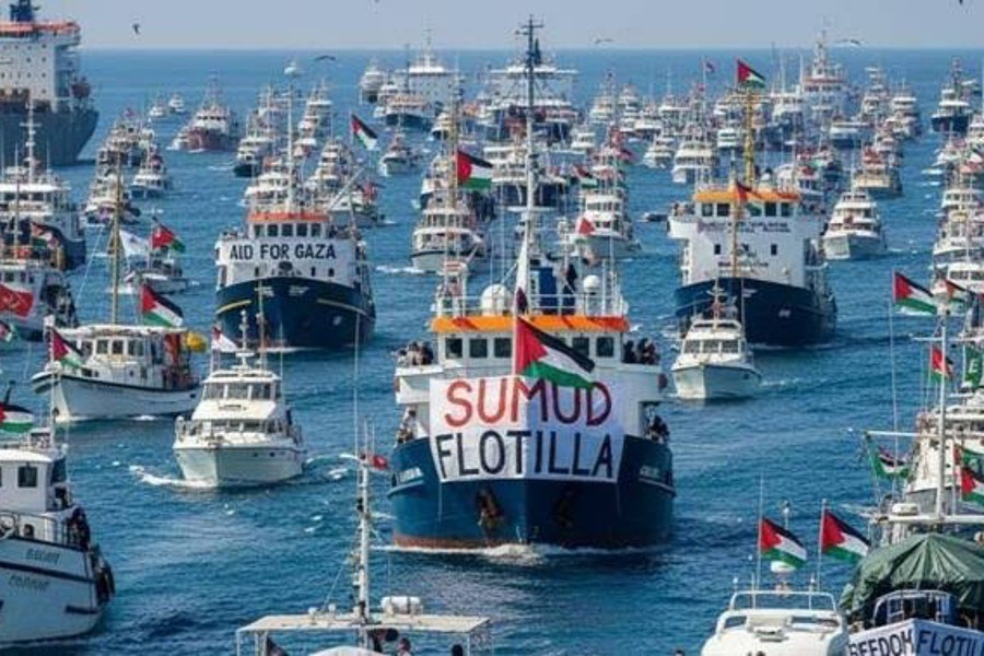 أسطول الصمود العالمي يدخل المياه الدولية في طريقه إلى قطاع غزة
