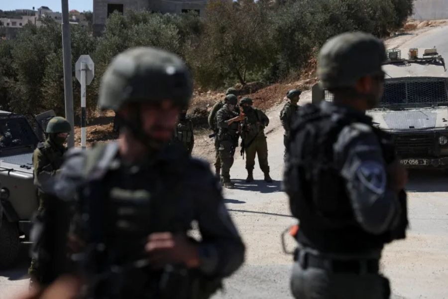 جيش الاحتلال يشن حملة اعتقالات واسعة بالضفة ويستهدف أسرى محررين