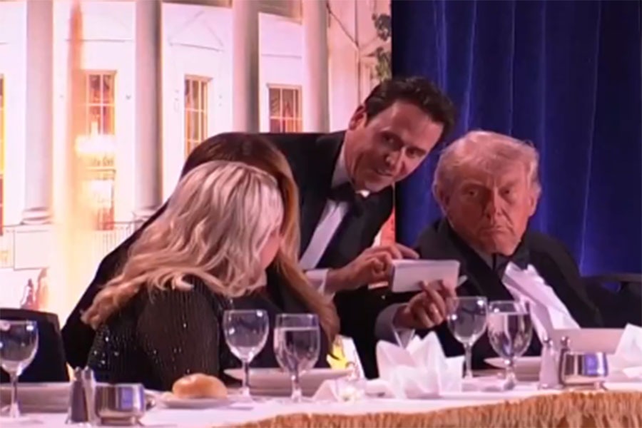 فيديو: ترامب يسقط أرضًا خلال إجلائه من حفل العشاء في واشنطن