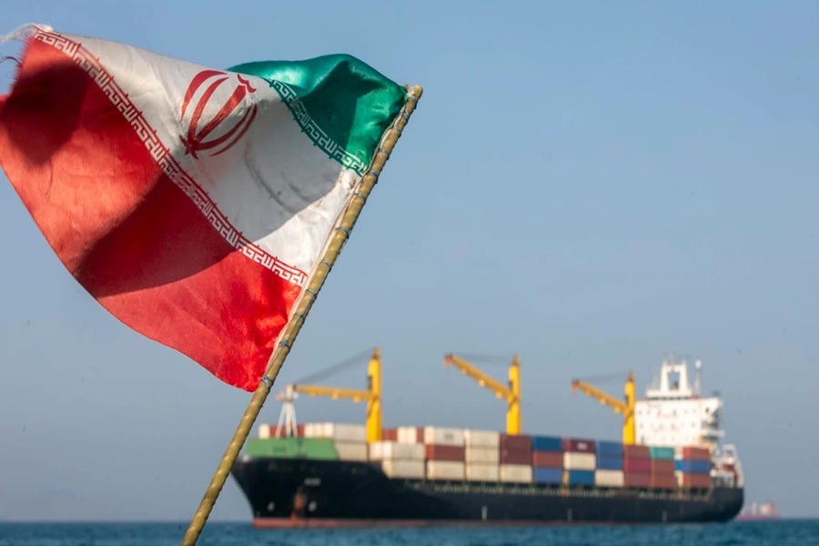إيران تفرض سيادتها على هرمز: حريق يلتهم ناقلة حاولت عبور المسار غير القانوني