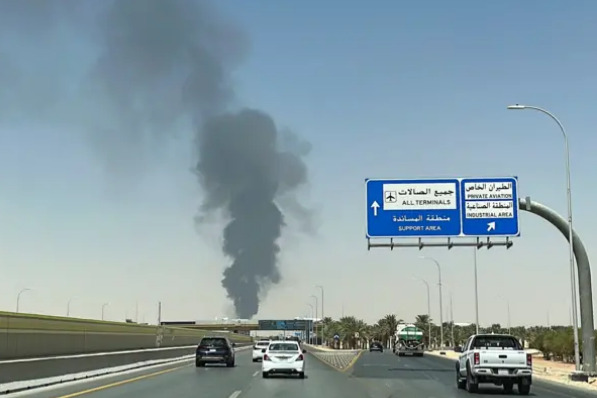 السعودية تجلي عشرات الطائرات من مطار الرياض نتيجة العمليات اليمنية