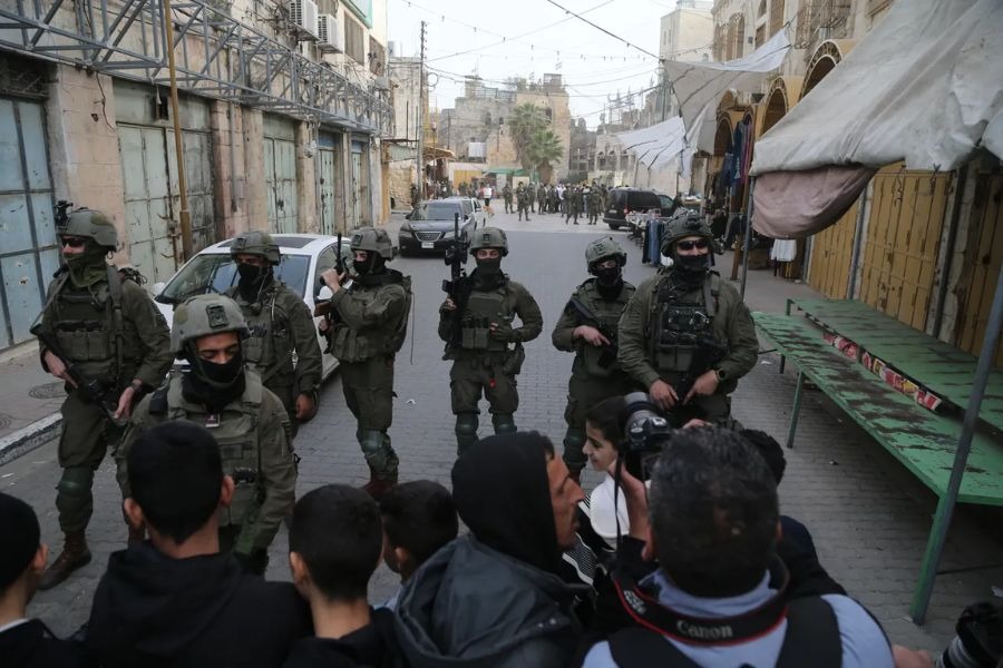 شهيد فلسطيني وإصابات في هجوم للمستوطنين وقوات الاحتلال على قرية مخماس