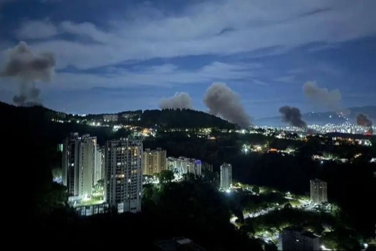 فنزويلا| هجمات جوية وانفجارات تهزّ كاراكاس وسط أنباء عن تدخل أميركي