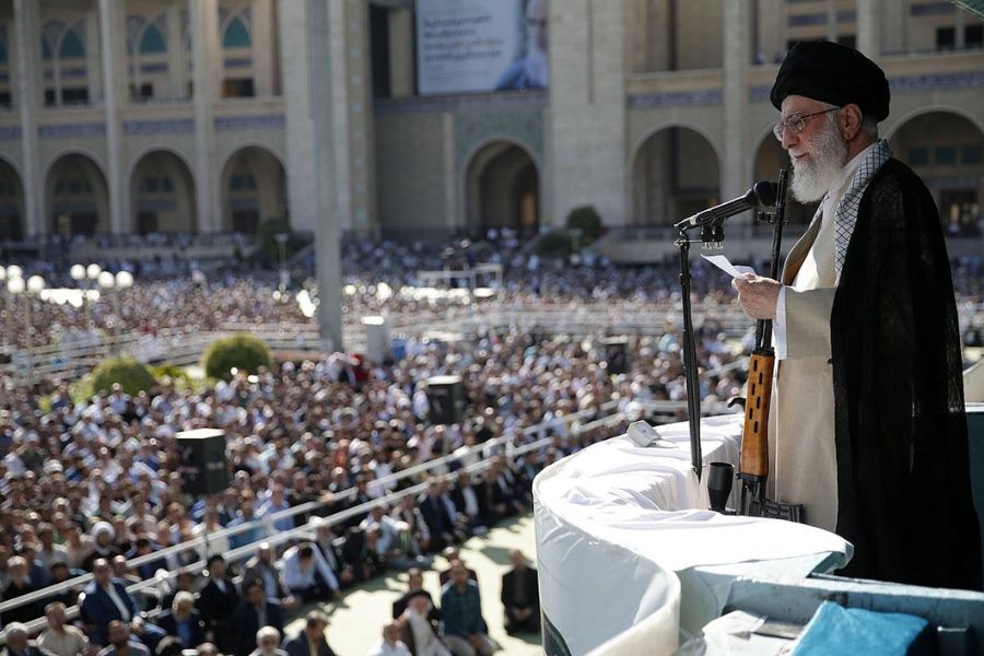 الإمام الخامنئي: الشعب الإيراني لا يُهدّد ولن يستسلم