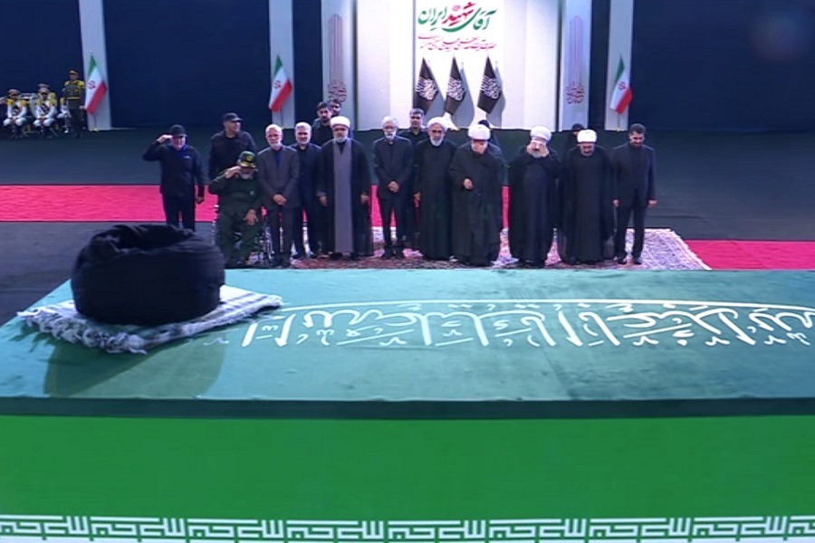 فيديو| وفد من بيت وعائلة الإمام الشهيد الخامنئي (قده) يلقي نظرة الوداع على جثمانه 