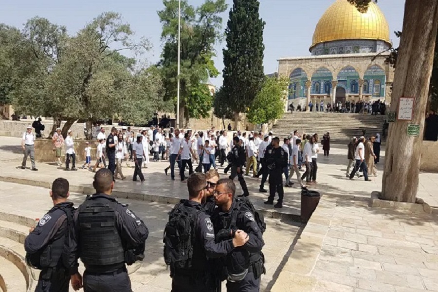 فلسطين المحتلة| مستوطنون يقتحمون المسجد الأقصى المبارك بحماية شرطة الاحتلال