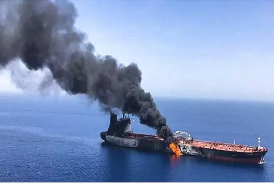ناقلتا نفط تصطدمان بلغم في أثناء عبورهما مسارًا غير قانوني في مضيق هرمز