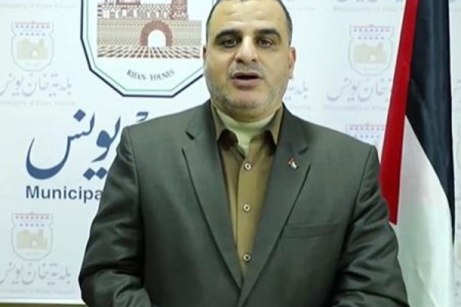 رئيس بلدية خان يونس: نعيش أزمة مركّبة في ظل اكتظاظ البلدية بالسكان والنازحون يعانون قِلّة الخيام والبيوت المتنقّلة 
