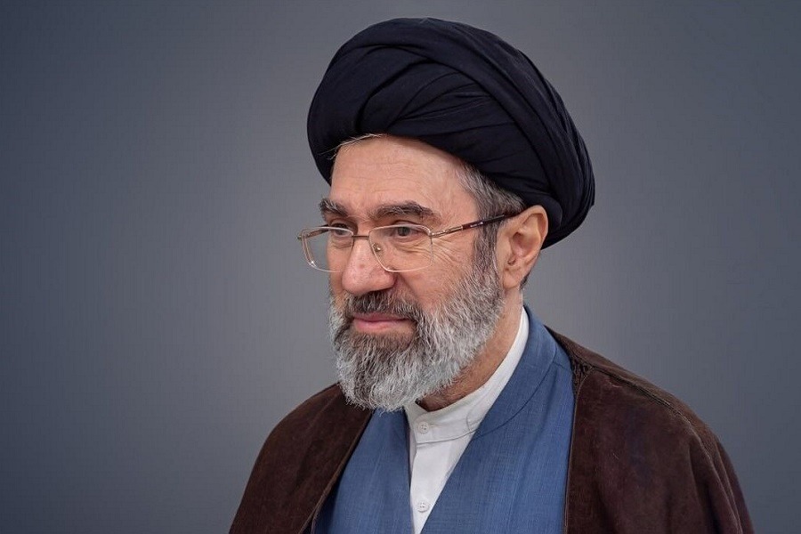 آية الله الخامنئي: يحذّر من مخططات العدو لبث الفرقة في صفوف الشعب لتعويض هزائمه