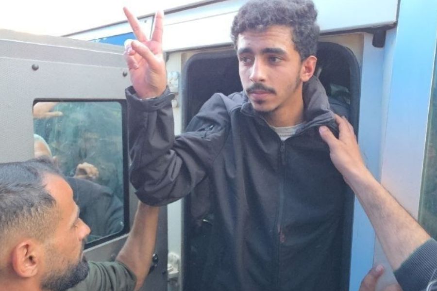 اللجنة الدولية للصليب الأحمر: وصول 15 أسيرًا محررًا إلى مستشفى الأقصى