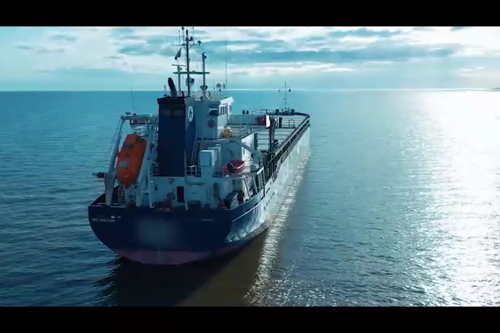 مشاهد وتفاصيل تنشر لأول مرة عن عملية استهداف وإحراق سفينة 