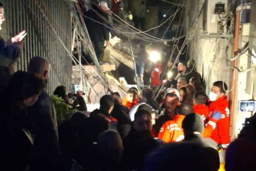 انهيار مبنى سكني في القبة وعمليات الإنقاذ متواصلة