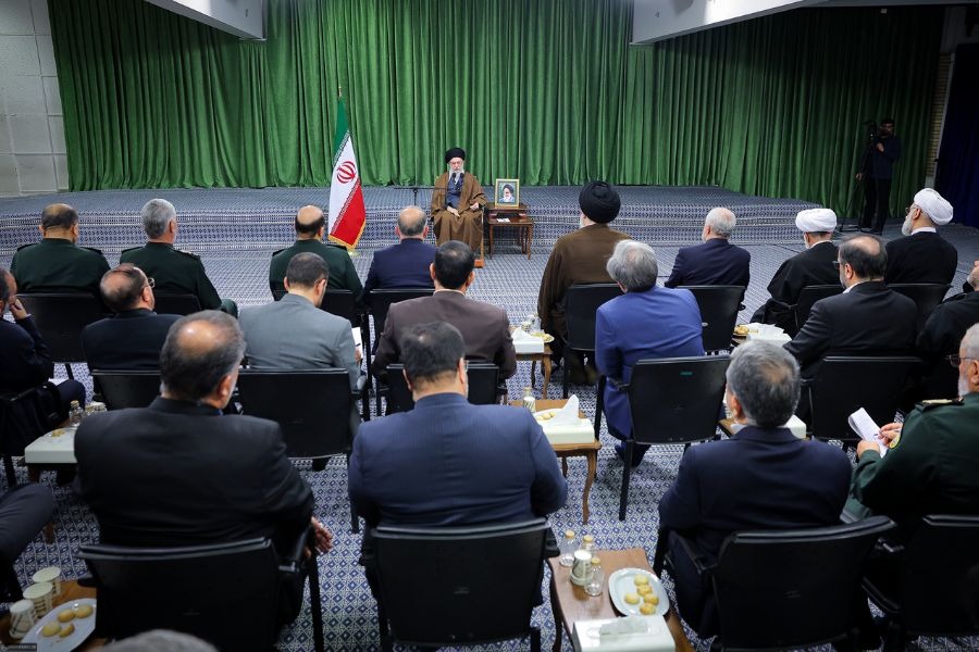 الإمام الخامنئي: يجب نقل دوافع وقيم عصر الدفاع المقدس إلى جيل الشباب