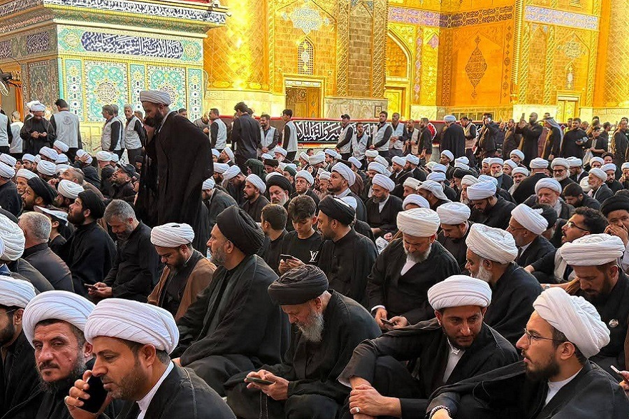 بالصور| حشود من علماء وطلبة الحوزة العلمية في النجف الأشرف للمشاركة في مراسم التشييع