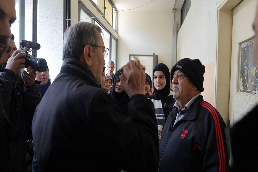 جولة لعز الدين على النازحين في مدارس بيروت: الميدان هو الذي يحدّد النتائج