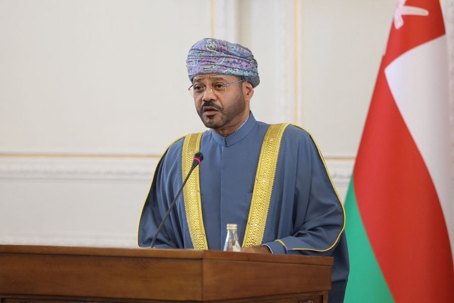 وزير خارجية عمان يحذر من تآكل القانون والدبلوماسية