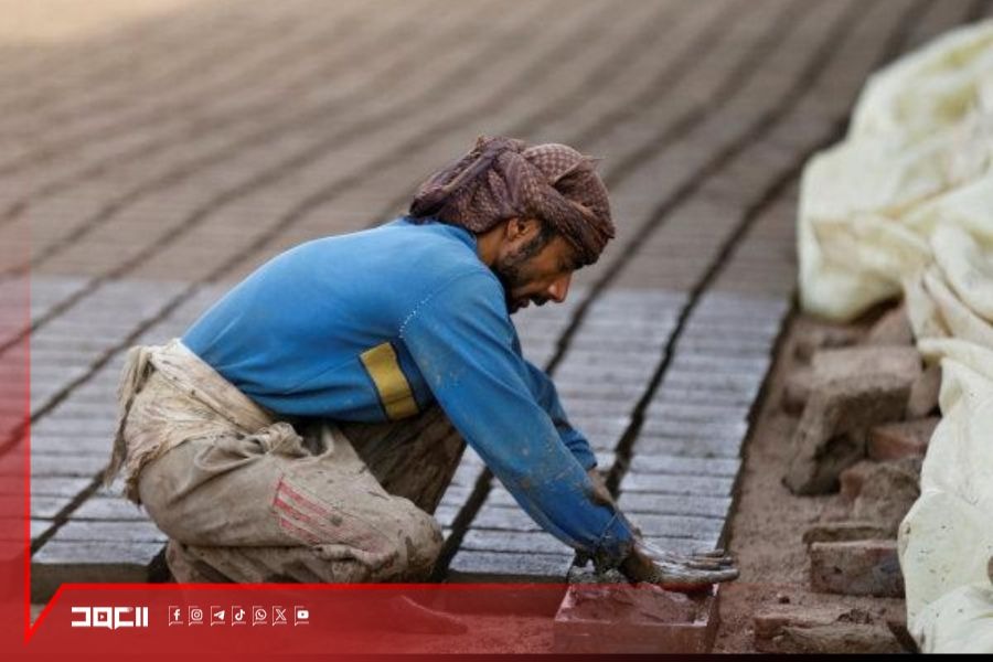 على مدى 11 عامًا من الحصار والعدوان... العامل اليمني صامدٌ دون راتب