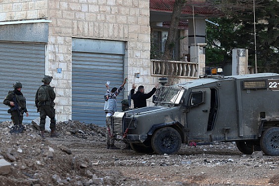 الاحتلال يعيد اقتحام طوباس.. حظر تجوّل شامل ودمار يطاول الضفّة