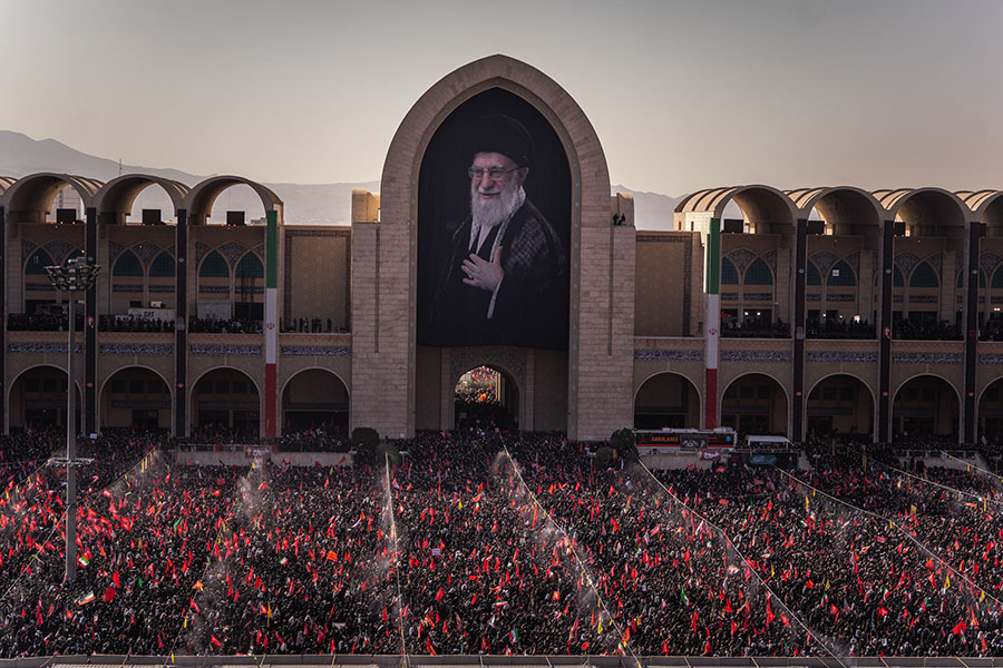 بالصور: إقامة الصلاة على الجثمان الطاهر للإمام الخامنئي (قده) وعلى شهداء عائلته