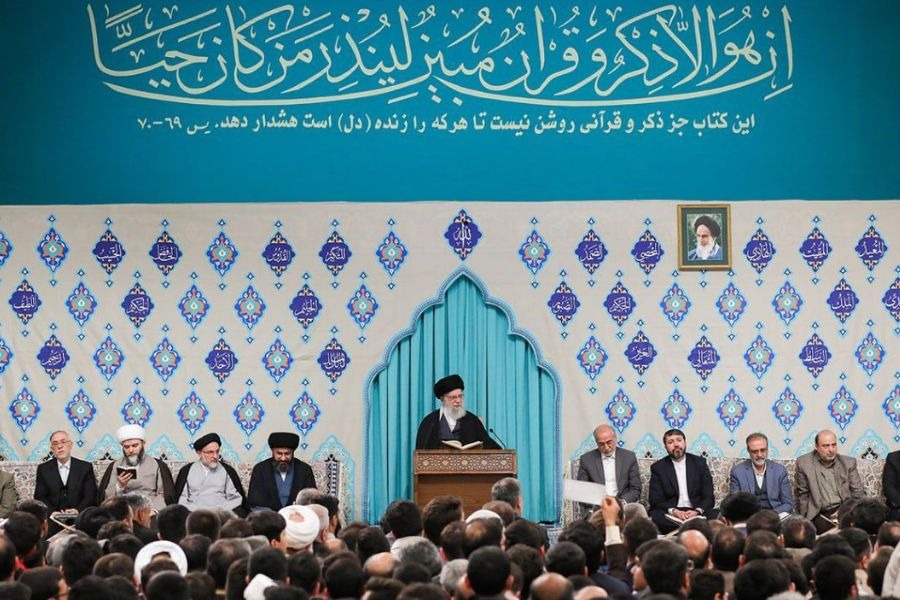 في أول أيام شهر رمضان.. الإمام الخامنئي يشارك في محفل الاستئناس بالقرآن الكريم