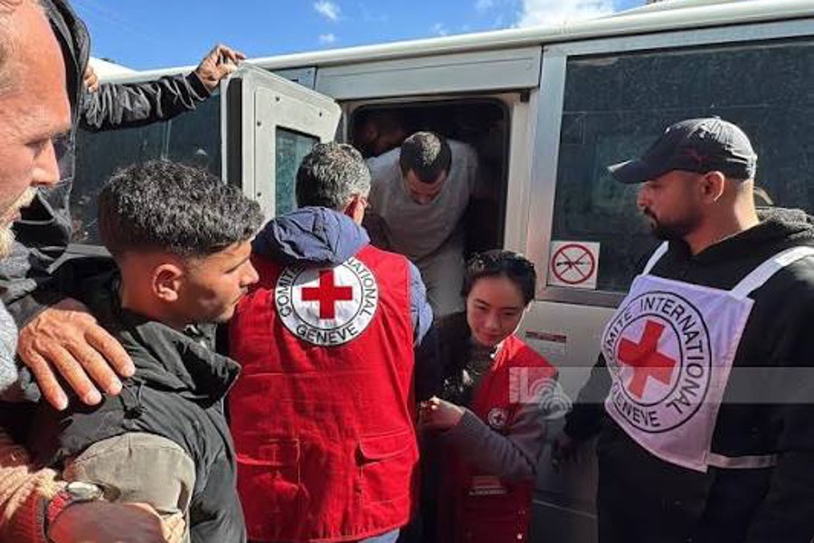 اللجنة الدولية للصليب الأحمر تنقل ثلاثة أسرى مفرج عنهم وتطالب بالكشف عن مصير الباقين