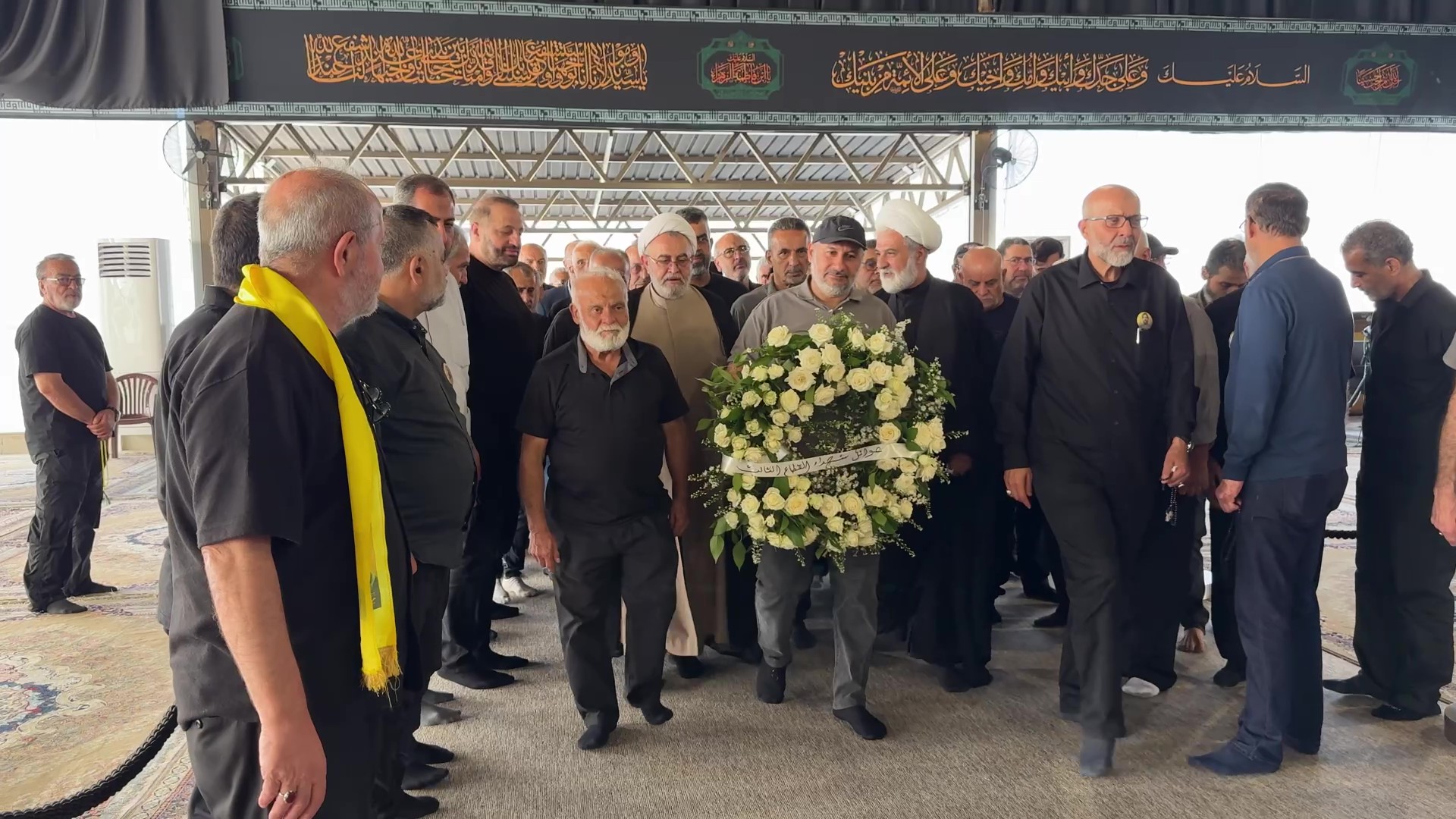 آباء شهداء المقاومة عند مرقد السيد نصر الله: نجدد العهد ونواصل الطريق