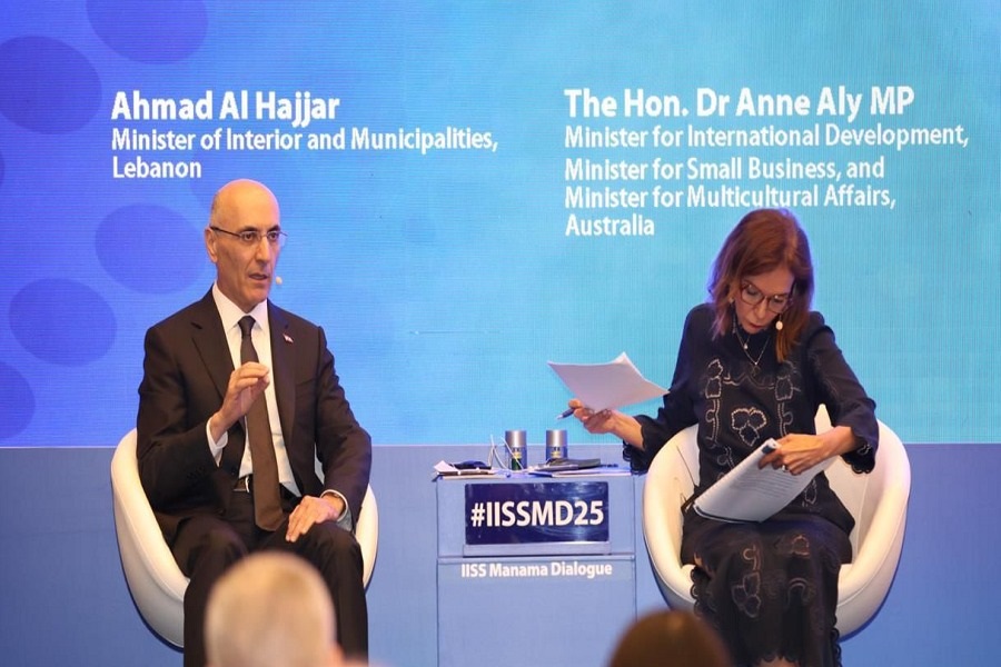 الحجار من المنامة: من أولويات الدولة إعادة الإعمار من دون شروط