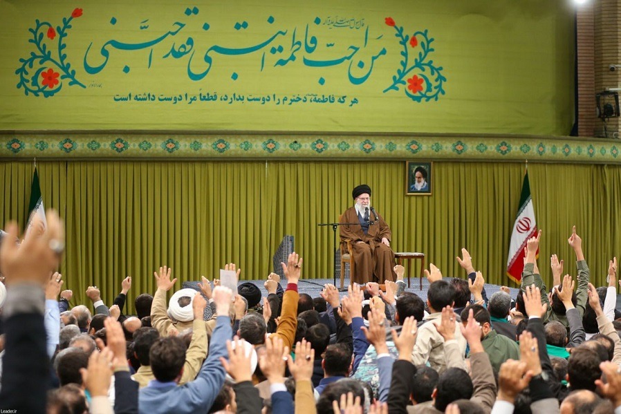 الإمام الخامنئي يدعو للاستعداد للدفاع والهجوم ضدّ دعاية العدوّ وأنشطته الإعلامية