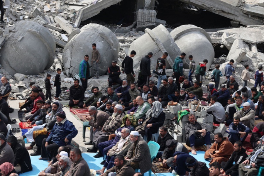 الفلسطينيون يصلون صلاة العيد بين الركام في غزة 