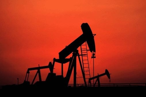 النفط يقفز فوق 89 دولارًا مع توقف الملاحة في هرمز وتعثر مفاوضات إيران وأميركا