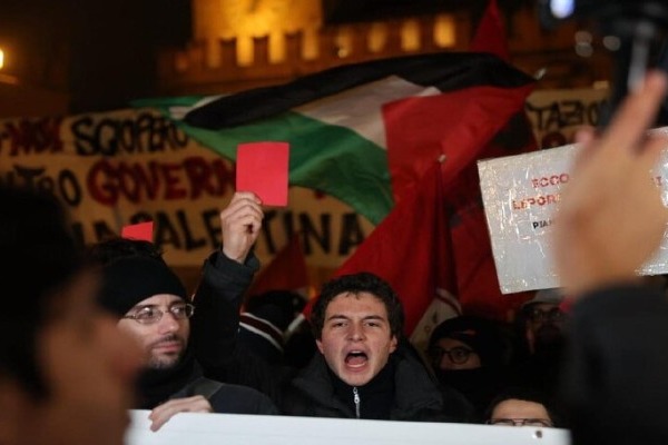 إيطاليا: آلاف المحتجّين يعترضون على مشاركة فريق 