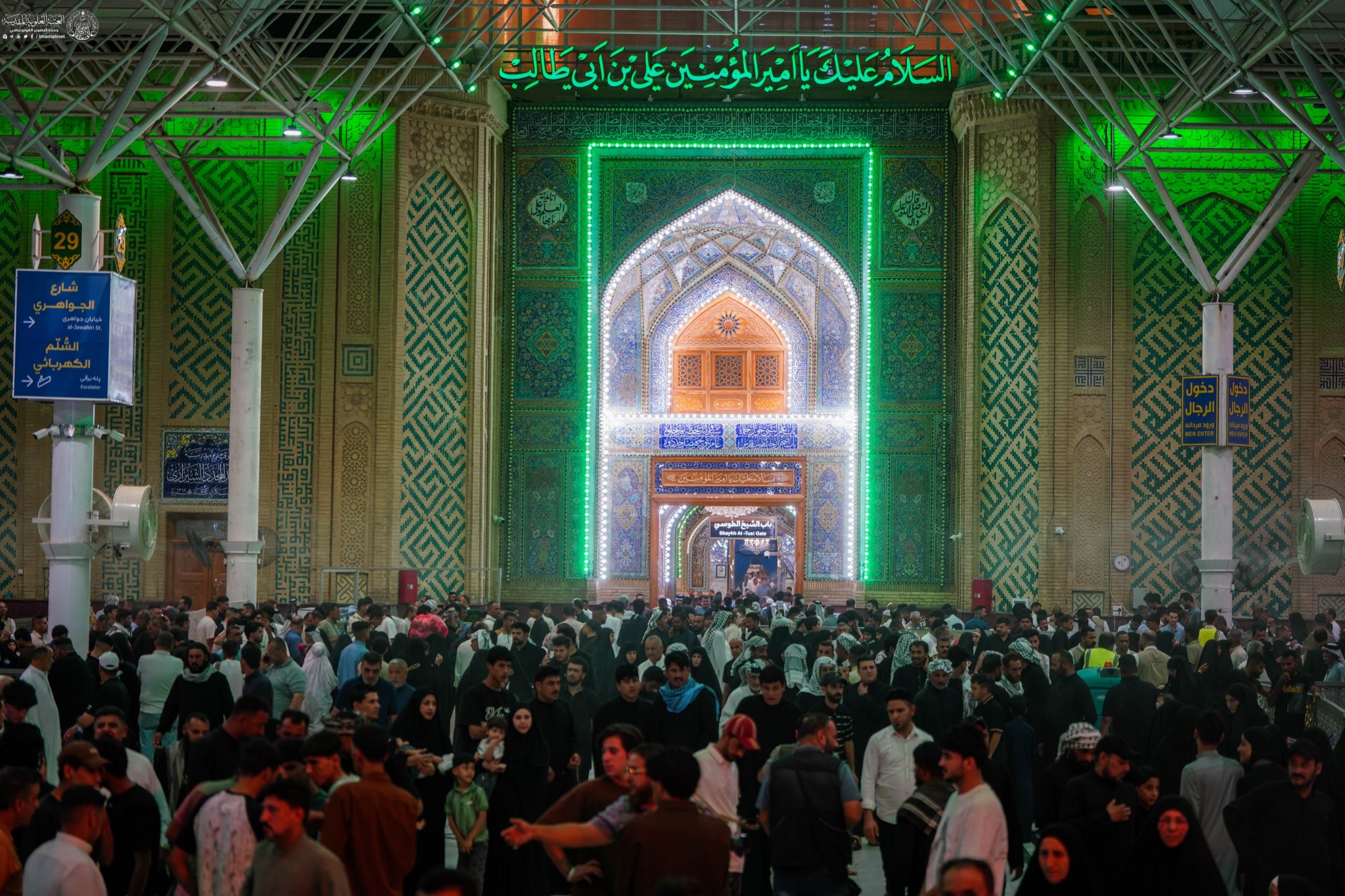بالصور| حشود الزائرين في محيط الصحن العلوي المُطهّر بالنجف الأشرف ليلة عيد الأضحى