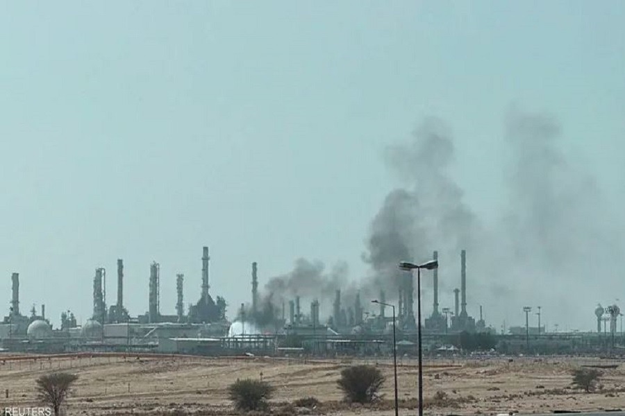 القوات المسلحة اليمنية تستهدف بصواريخ ومسيّرات 
