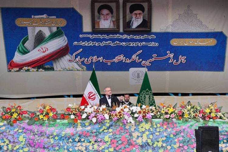 بزشكيان في ذكرى انتصار الثورة الإسلامية: إيران لن ترضخ