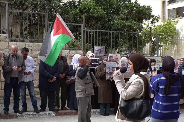 احتجاجات فلسطينية متزامنة للضغط على الصليب الأحمر لحماية الأسرى في سجون الاحتلال