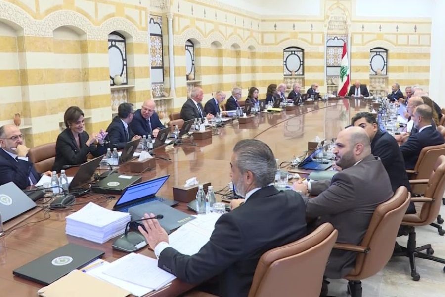 جلسة الحكومة: اقتراح بتجميد تطبيق خطة حصر السلاح وإقرار تصويت المغتربين لـ 128 نائبًا