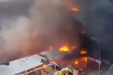 مشاهد لحريق واسع النطاق في مبنى بـ 