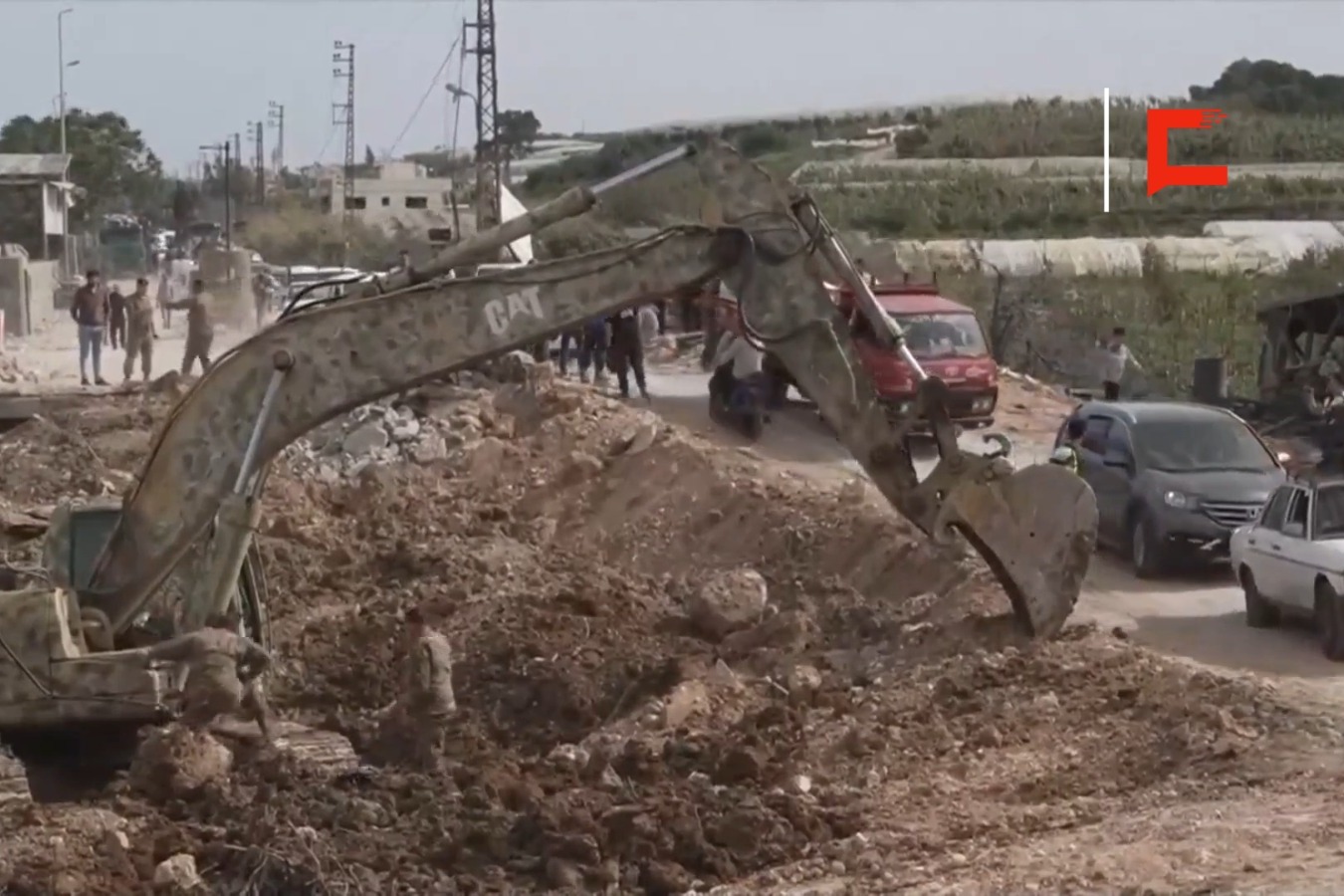 عائدون يعبرون جسر القاسمية