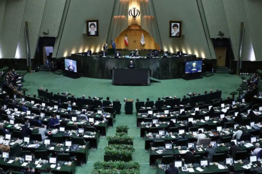 نواب في مجلس الشورى الإيراني: توجيهات السيد الخامنئي هي فصل الخطاب