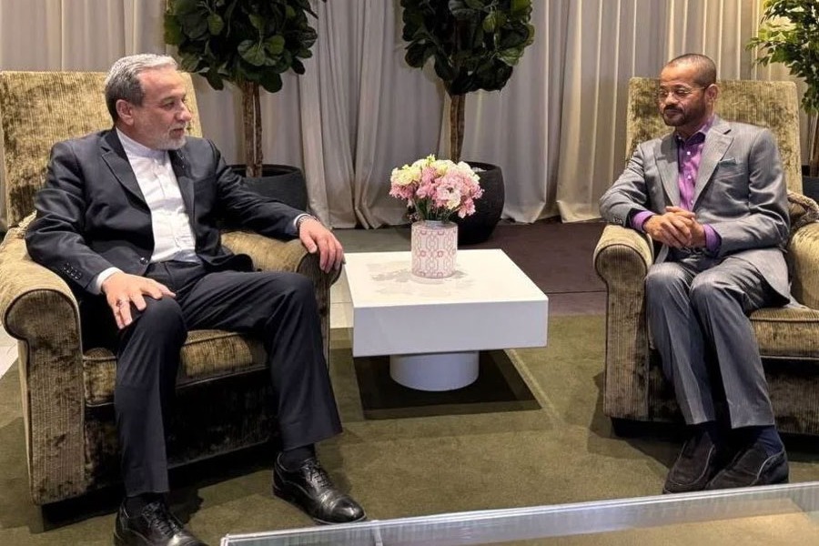 عراقجي يستعرض الملف النووي مع البوسعيدي قبيل المفاوضات غير المباشرة مع واشنطن